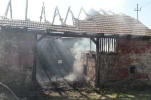 FOTO: UPDATE/INCENDIU la o anexă gospodărească din Gârbova de Sus. Intervin pompierii din Aiud şi o ambulanţă SMURD
