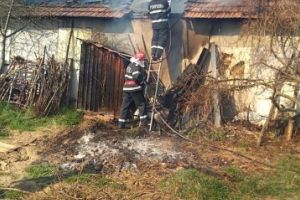 FOTO/Pompierii din Blaj şi SMURD intervin pentru stingerea unui incendiu la o anexă