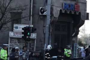 Accident cu trei masini in centrul Ploiestiului, in intersectia de la Hotel Central/ GALERIE FOTO