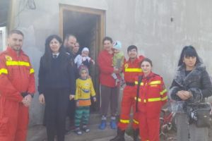 Familii nevoiaşe, ajutate de pompieri