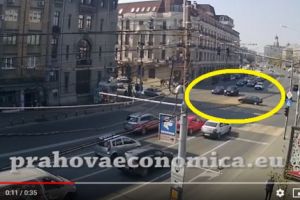 VIDEO de la accidentul din centrul Ploiestiului. Momentul in care un sofer trece pe rosu si e izbit de doua masini