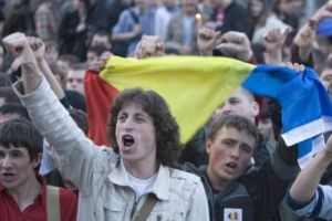 Protestatarii s-au împânzit în Piaţa Universităţii. Ce au de gând şi care sunt mesajele transmise