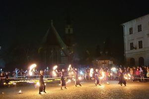 Lampioane, tur ciclist şi spectacol cu foc de Ora Pământului, la Bistriţa