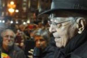 Filosoful Mihai Șora, la protest în faţa Operei din Timişoara! „Dacă nu ies în stradă cu toţii, risipiţi fiecare în cămăruţa lui nu reprezintă o forţă!”