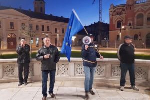 Jos clanul Dragnea! 30 de orădeni au protestat în Piaţa Unirii împotriva modificării legilor justiţiei (FOTO)