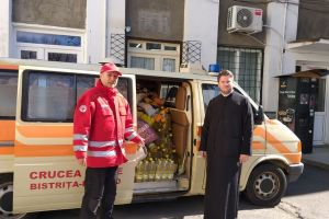 Elevi şi profesori din zece şcoli au donat peste două tone de alimente şi produse de igienă