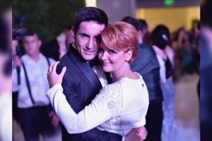 FOTO Nunta mare la PSD! Liviu Dragnea si Viorica Dancila printre cei 500 de invitati. Dansuri la sentiment intre Dragnea si iubita lui, Irina.