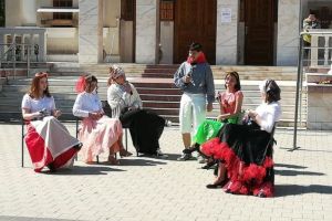 FOTO/ Ziua Mondială a Teatrului marcată în aer liber de actorii Centrului Cultural Cugir