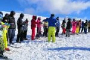 Două luni de zâmbete pe schiuri pe Muntele Mic. Promotor: Asociaţia Muntele Mic Extrem