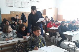 Activităţi educative pentru prevenirea abandonului şcolar în comunităţi vâlcene