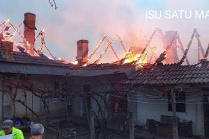 FOTO. Donaţii pentru o familie din judeţ, rămasă fără casă. focul a distrus totul