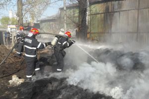 Incendiu violent in apropiere de Șoseaua de Centura a Capitalei. Este degajare mare de fum. Mai multi pompieri intervin (galerie foto) 