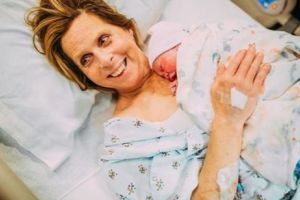 Între ştiinţă şi blasfemie. O femeie de 61 de ani şi-a adus pe lume propria nepoată. FOTO