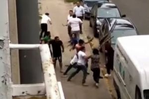 Averea le-a luat minţile. Zeci de romi s-au încăierat în faţa spitalului