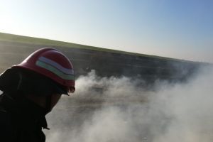 Misiune dificila pentru pompierii ISU Delta Tulcea. Un incendiu a izbucnit langa Somova (galerie foto)