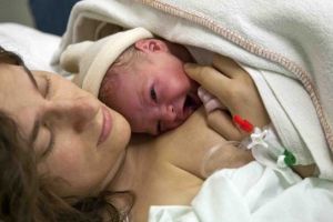 Numărul de naşteri prin cezariană s-a dublat în ultimii ani