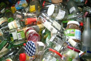 Sticlele şi borcanele de 0,1-0,3 litri ne costa 50 de bani în plus şi sunt returnabile de azi