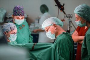 Zece copii cu malformaţii congenitale, operaţi în cadrul unui workshop demonstrativ de chirurgie pediatrică