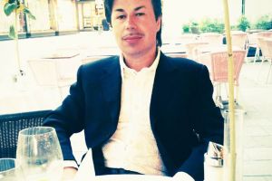 Cadou pentru Rascenco: două etaje, din pix! Turnul creşte ca vrejul din poveste