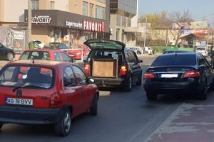 Bulibaşă din Piteşti, a blocat strada ca să mute fiare ruginite într-o maşină de lux!