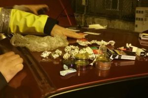 VIDEO Tineri prinşi cu droguri la Sibiu. Aveau zeci de grame la ei