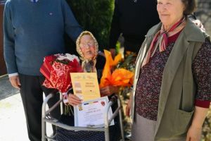 Soţie de veteran de război din Udeşti, decorată la împlinirea venerabilei vârste de 100 de ani
