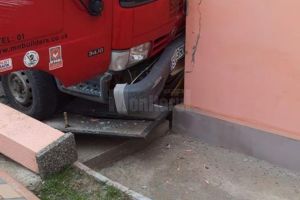 A ajuns la spital după ce maşina cu care circula a fost proiectată în peretele unei case