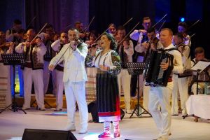Sală plină şi aplauze îndelungi, la regalul de folclor oferit de Laura Olteanu, Orchestra ...