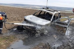 Incendiu pe un câmp de lângă Cumpărătura: un autoturism marca Land Rover a ars ca o torţă