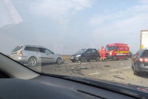 Accident cu trei maşini implicate, la Cumpărătura