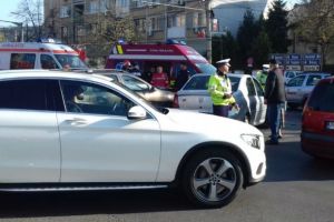 Accident cu trei maşini, luni dimineaţă, în centrul Ploieştiului, zona LMV. Circulaţia a fost aproape blocată pe Bd. Independenţei