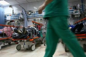 Tentativă de suicid la Ploieşti. Tânăr în vârstă de 20 de ani, transportat de urgenţă la spital