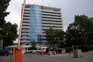 Consiliul Judeţean Arad dă în chirie parcarea hotelului Continental