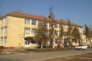 Un elev a plonjat de la etajulul şcolii unde învăţa