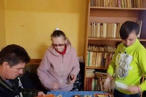 Donaţie! Biblioteca oamenilor fără adăpost se dezvoltă, la Satu Mare