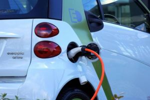 Românii sunt cei mai interesaţi est-europeni să cumpere maşini electrice