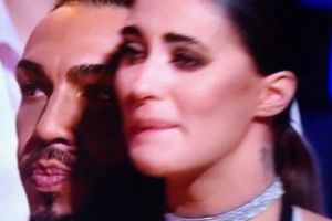 Apariţia lui Alex Velea i-a şocat pe toţi. Cum s-a îmbrăcat artistul. Să fie asta noua modă?