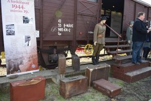 FOTO. Vagonul care i-a dus la moarte pe 19.000 de sătmăreni, expus în gară!