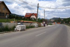 Refacerea trotuarelor din Zetea stagnează. Nicio firmă nu s-a prezentat la licitaţia publică pentru rectificarea lucrărilor anterioare