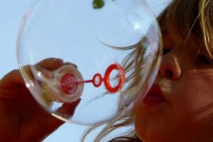 Top 5 jocuri ale copilariei si beneficiile acestora