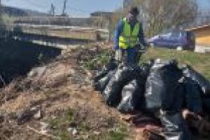 Apele Române au salubrizat a doua oară în câteva saptâmâni pârâul Valea Albă din Bucovăţ 