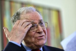Ion Iliescu a fost internat de urgenţă în spital. Fostul preşedinte ar urma să fie operat