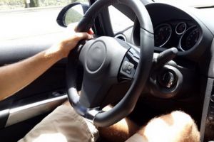 Hoţ de mic: Un adolescent de 15 ani a fost prins la volanul maşinii pe care o furase din Oradea