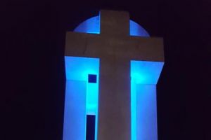 Lumini albastre la Monumentul Unirii din Alba Iulia, în 2 aprilie, de Ziua Internaţională a Conştientizării Autismului