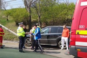 I s-a făcut rău la volan şi a intrat într-un stâlp