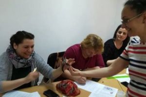 Firele argintate transpuse în bijuterii la Muzeul Etnografic „Anton Badea”