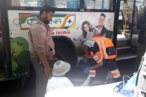 Şi-a rupt mâna la coborârea din autobuz!