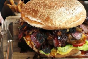 Japonia – Un mega-burger de 800 de euro, pentru celebrarea noului imparat
