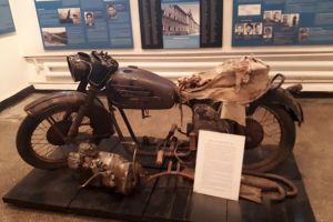 Intelectualii închişi în Penitenciarul Aiud au proiectat şi construit o motocicletă din motoare americane reciclate.Pentru munca în fabrica închisorii, ei primeau 1 leu pe zi