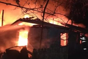 A dat foc în grădină şi i-a ars casa!